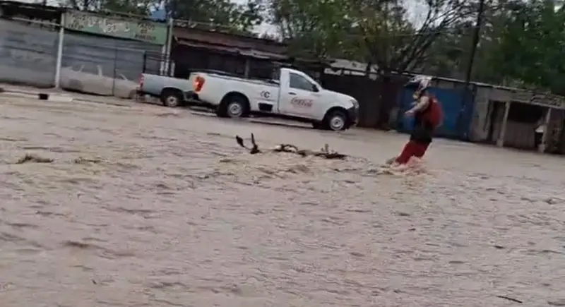 Motocicleta es arrastrada por la corriente en Monterrey tras fuertes lluvias