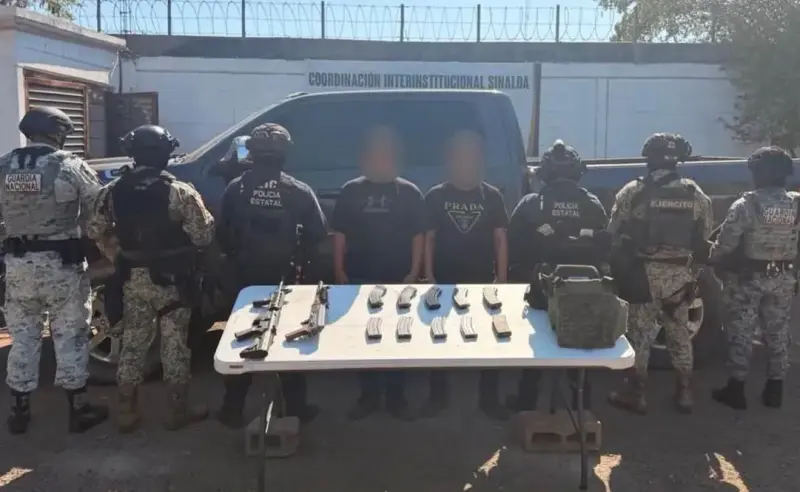 Operativo en Sinaloa, deja dos detenidos con fusiles, cartuchos y equipo táctico asegurado