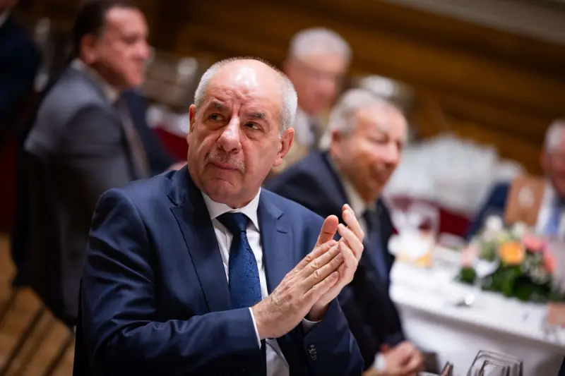 Magyar desafía el viejo sistema húngaro y exige la dimisión del presidente Sulyok