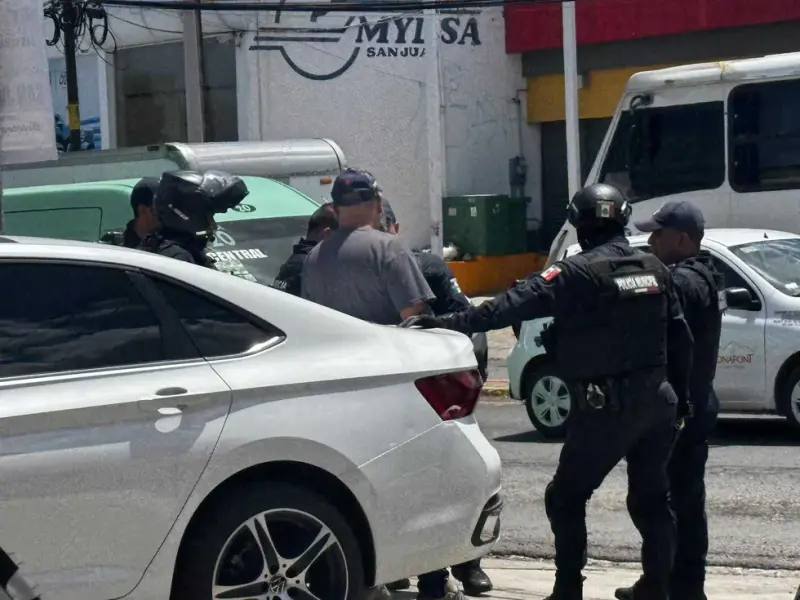 Padre denuncia detención de su hijo por vidrios polarizados en San Juan del Río