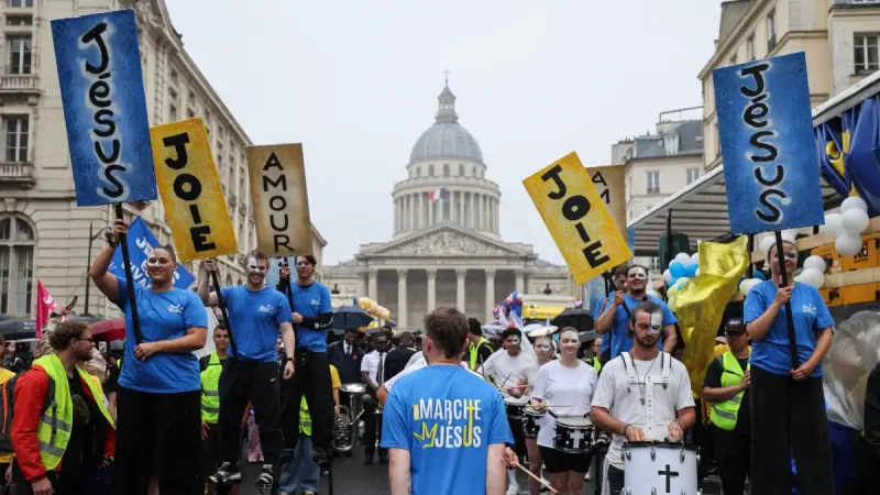 Decenas de miles de personas exaltan a Jesús en París