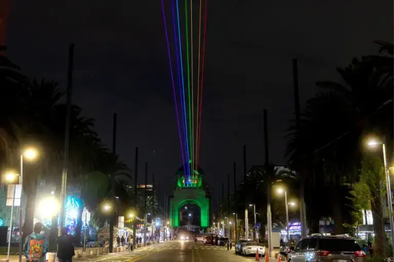 ‘Es un mensaje de pluralidad’: CDMX proyecta arcoíris de la diversidad de Revolución al Zócalo