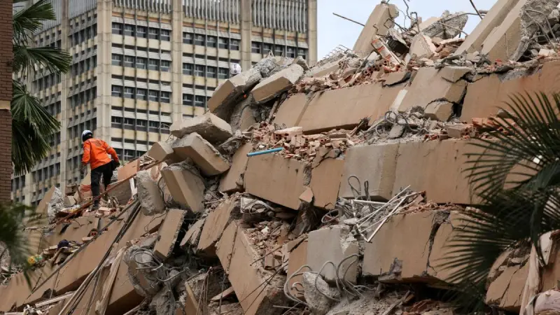 Equipos de rescate peinan los escombros del terremoto en Venezuela en busca de miles de desaparecidos