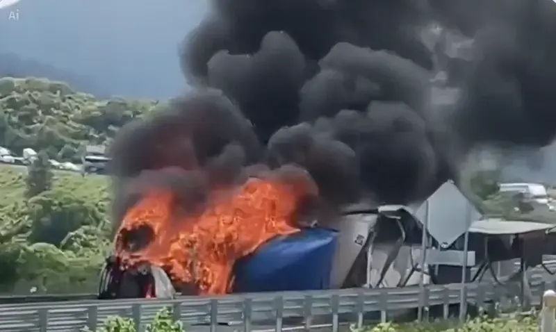 Vuelca y arde tractocamión en la autopista México-Guadalajara