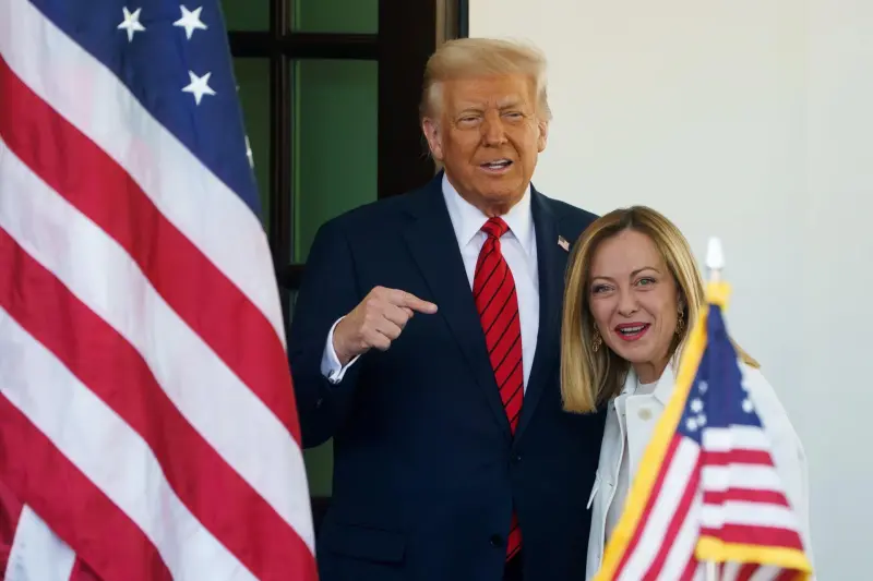 Trump insiste en que Meloni le pidió fotos “una y otra vez” porque “su popularidad está por los suelos” pese a la respuesta de la ministra italiana