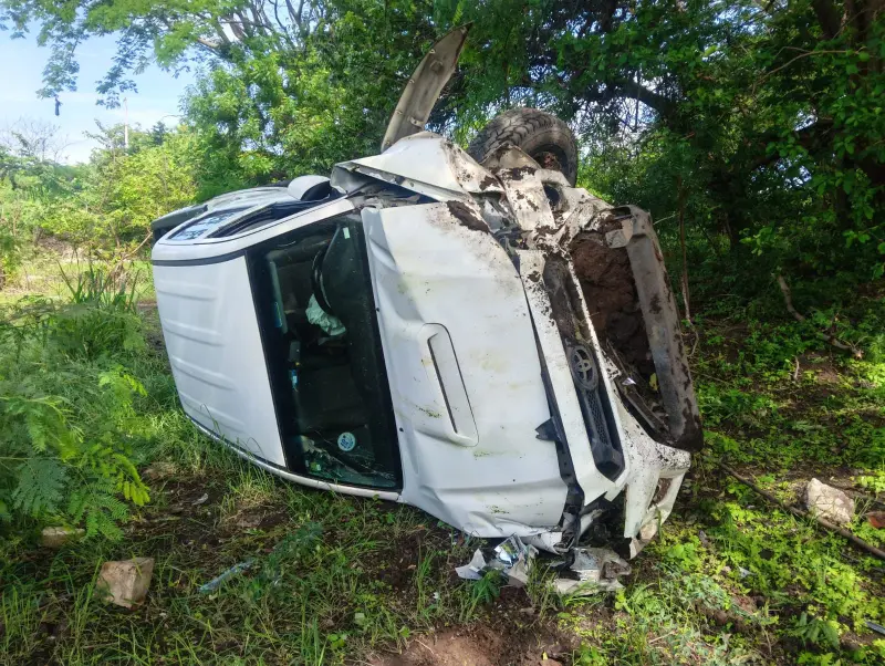 Lesiona volcadura a conductor en carretera de Juchitán