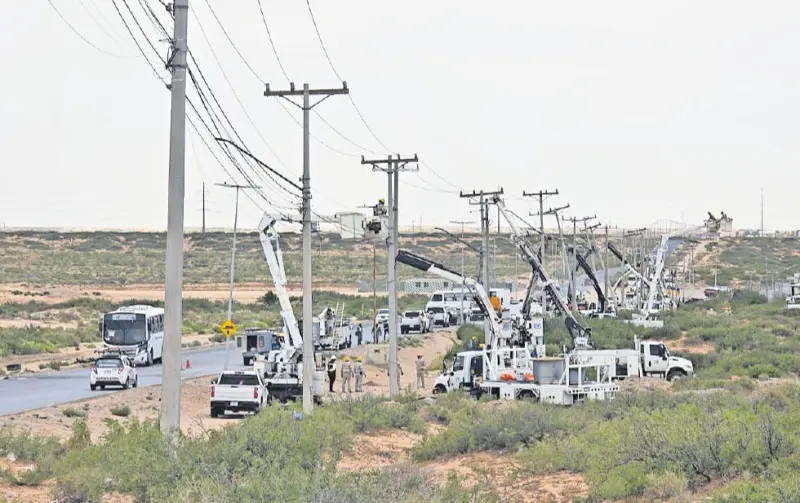 Tras fuertes vientos, caen 11 postes de electricidad