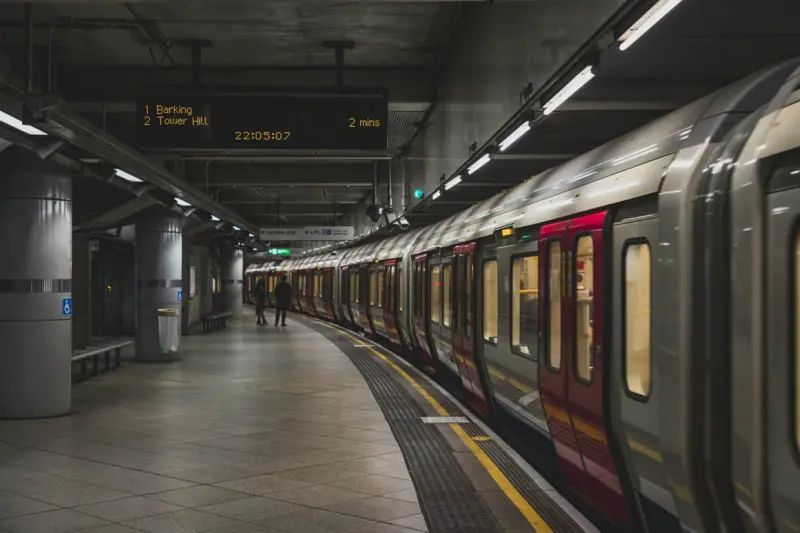 Chocan 2 trenes de pasajeros en Inglaterra y reportan heridos