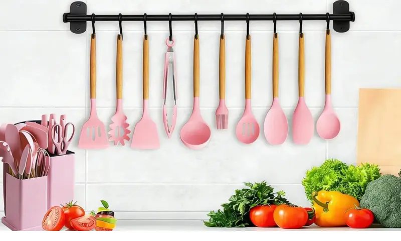 Mercado Libre rebaja a $357.93 MXN el set de cocina Ecovida de 19 piezas con un 18% de descuento, ofreciendo envío gratis y herramientas de silicona que no rayan los sartenes