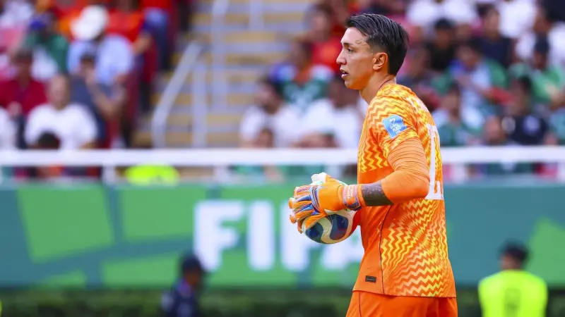 Escándalo en Uruguay: el portero Muslera jugó con 41°C de fiebre contra España y ocultó su estado a Bielsa