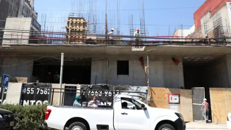 Brugada destaca apertura a la inversión inmobiliaria; desarrolladores ven pendientes en trámites