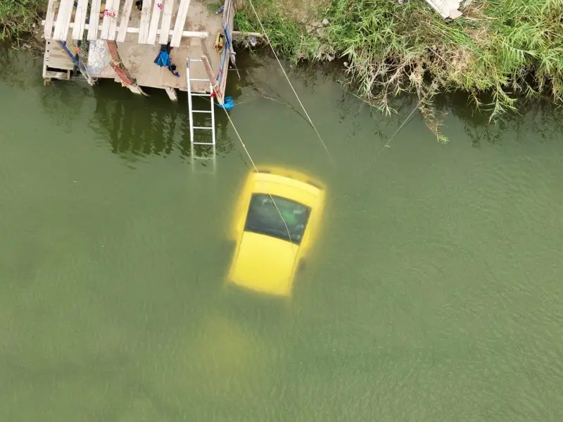 Muere ahogado tras caer con su Mustang a un canal en el Valle de Mexicali