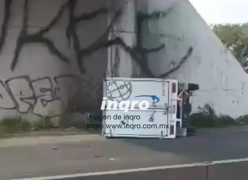 Vuelca camioneta en el Norponiente