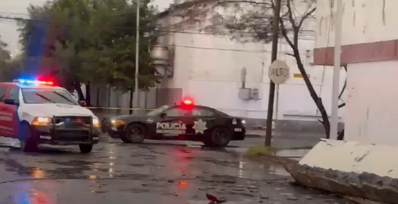 Colapsa barda en Monterrey sobre 4 vehículos estacionados
