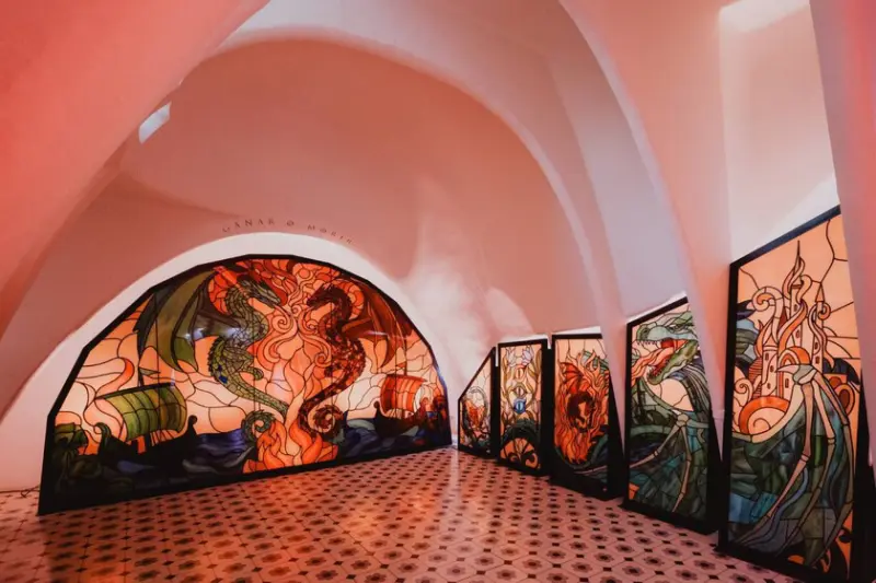 Últimas horas para ver el homenaje a 'La casa del dragón' en la Casa Batlló de Barcelona: una experiencia que fusiona el arte con la cultura pop