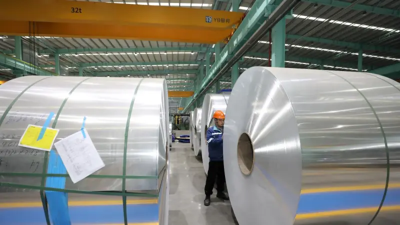 Aluminio cae a mínimo de tres meses ante perspectivas de oferta del Golfo