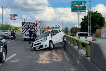 Choque entre tráiler y auto afecta Paseo 5 de Febrero
