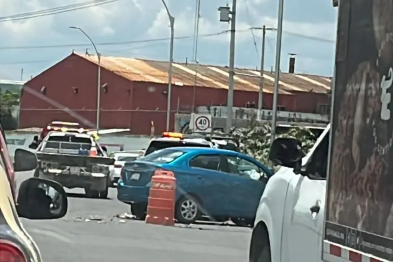 Accidente vial provoca carga vehicular en Av. Felipe Carrillo Puerto, toma rutas alternas