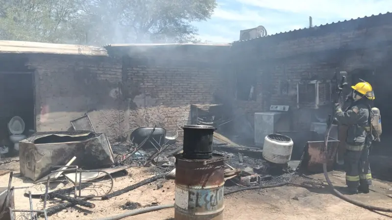 Incendio consume parte de una vivienda y moviliza a bomberos en SLRC