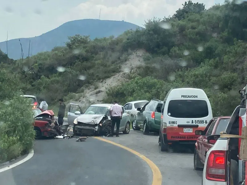 Accidente en la antigua carretera a Real del Monte deja 7 heridos