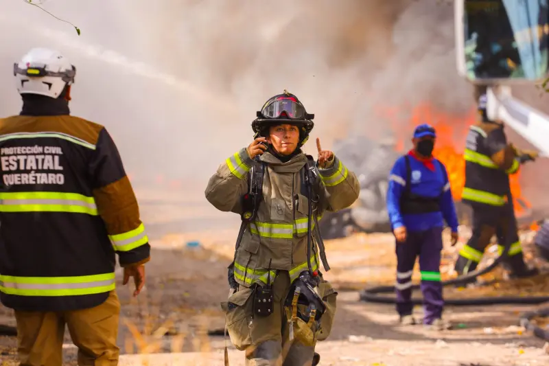 Protección Civil de Corregidora controla en un 70% el incendio en el Libramiento Sur Poniente; no se reportan personas lesionadas