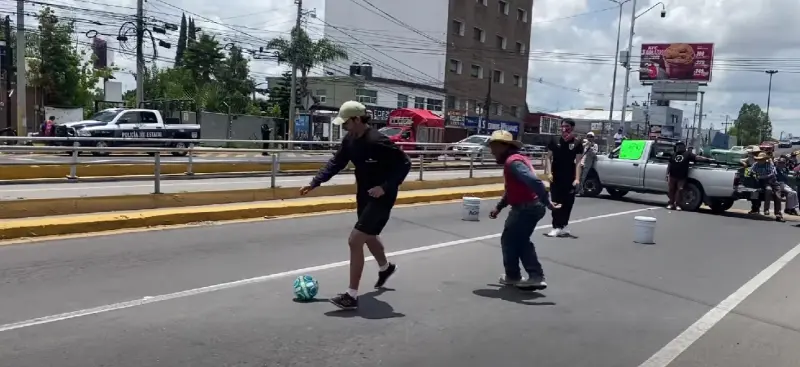 Pueblos de Cholula bloquean vialidad contra la gentrificación