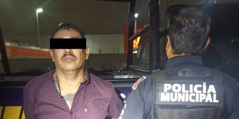 Detienen a sujeto armado en Plaza Constituyentes; amenazaba a clientes en un comercio