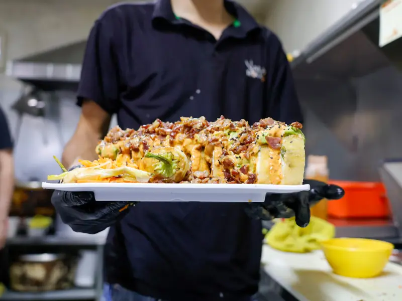 La tradición e innovación marcan el sabor de los rollos de sushi en Mexicali
