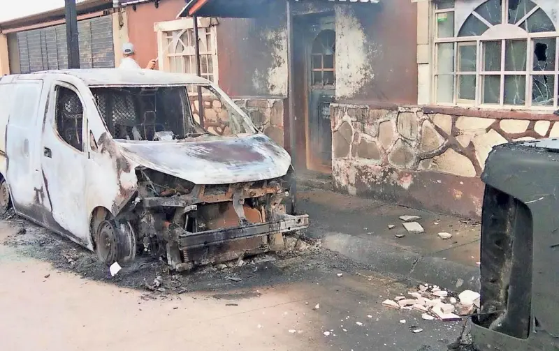 Balacera en Carichí: incendian vehículos y dañan viviendas