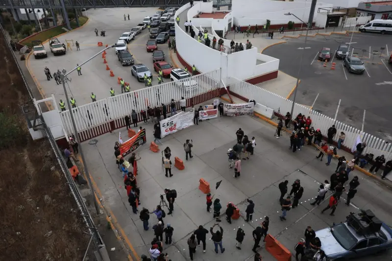 Bloquean garita del Chaparral en Tijuana maestros del CNTE; podría extenderse entre 2 y 3 horas