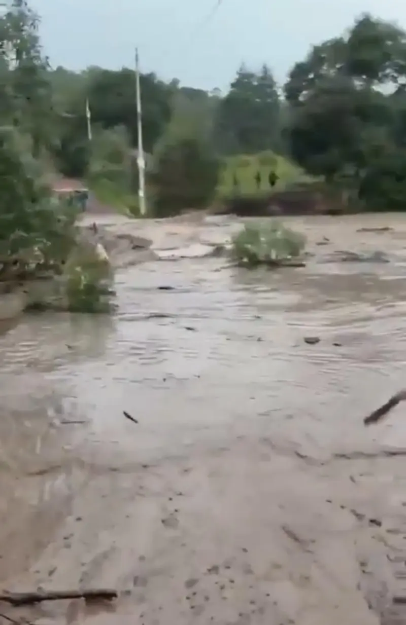 Lluvias dañan puente en Chignahuapan y activan alertas por ríos