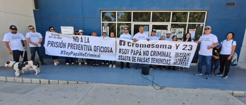 Padres de familia protestan frente a FGE para que se les permita ver a sus hijos