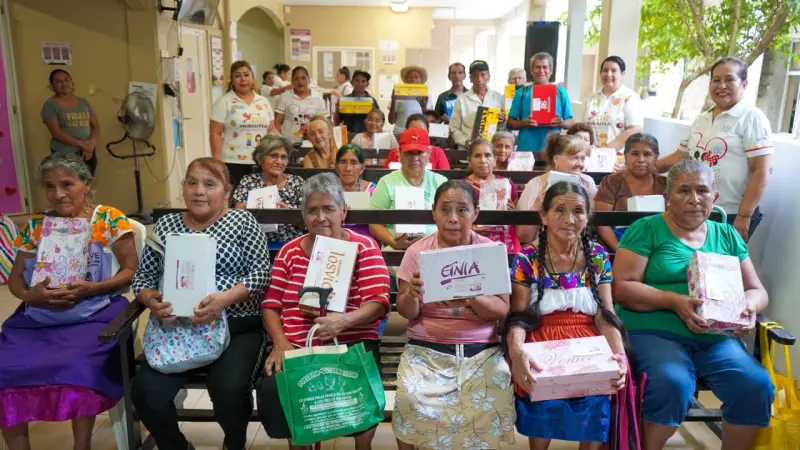 Entrega DIF Huejutla calzado gratuito a adultos mayores