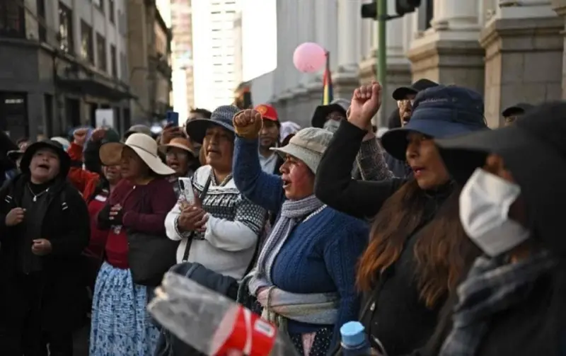 Mantienen sindicatos bolivianos protestas contra Paz