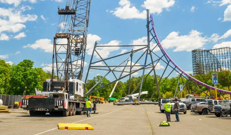 Instalan grúa de 450 pies para nueva montaña rusa de Six Flags