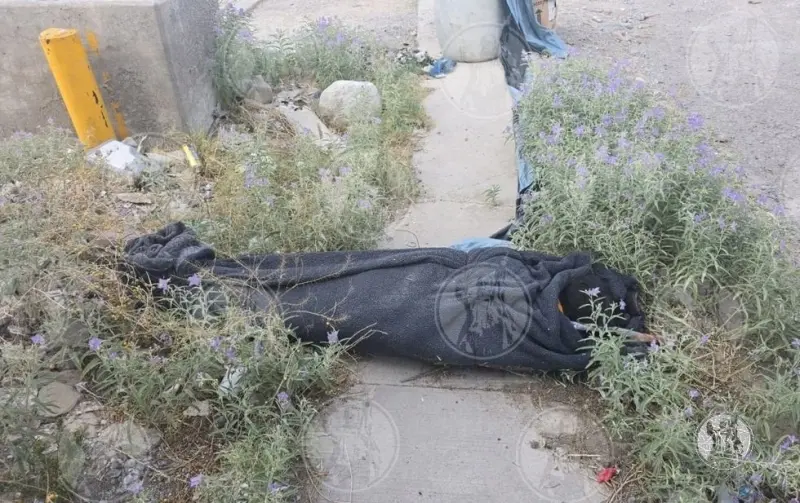 Lo asesinan y dejan sobre arroyo en la colonia Azteca