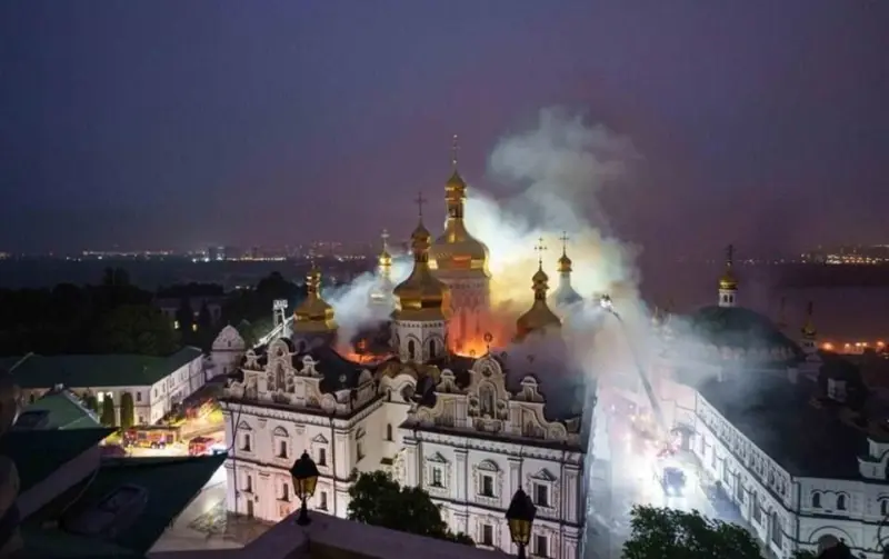 Ataque ruso en Kiev daña catedral ortodoxa y deja 11 muertos