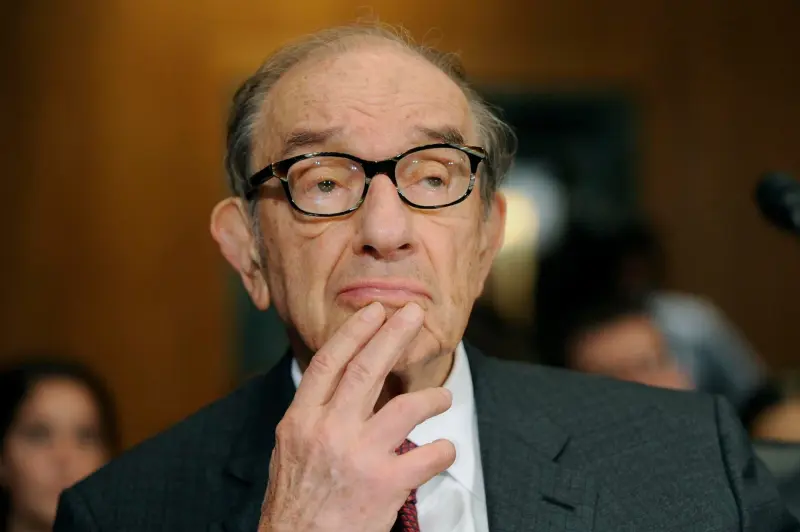 Muere Alan Greenspan, quien dirigió la Fed previo a la crisis de 2008, a los 100 años