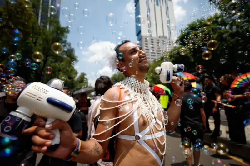 Miles participan en la Marcha del Orgullo en la Ciudad de México entre demandas de igualdad y críticas al Estado