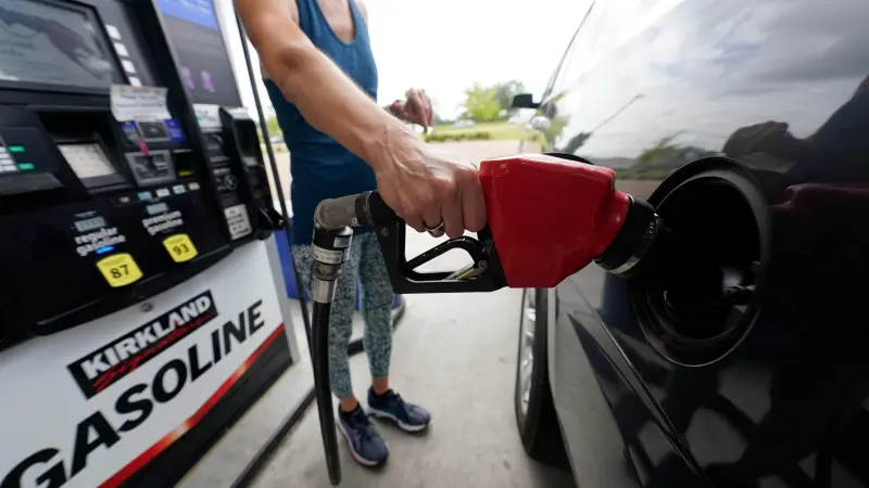 Los precios de la gasolina en EU bajan de 4 dólares desde marzo
