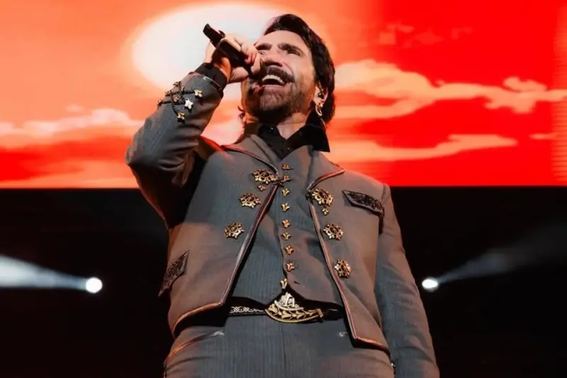Cierra Alejandro Fernández show México Vibra ante 8 mil fans