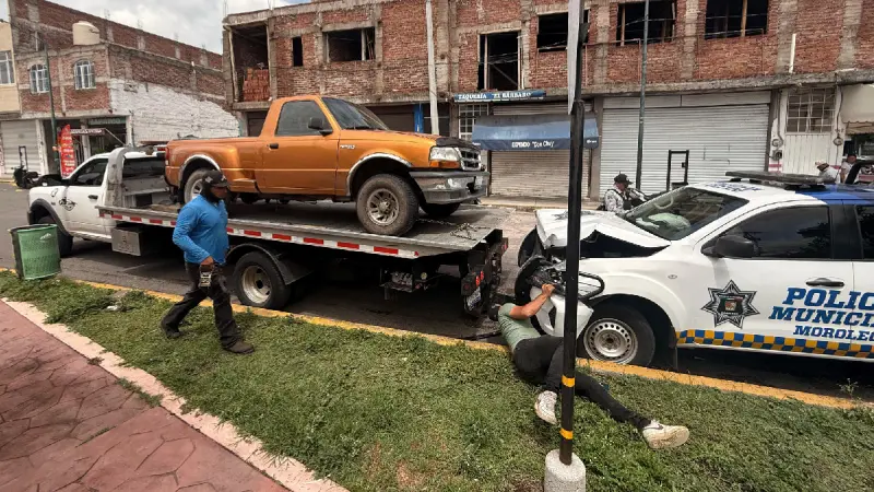 Atendían emergencia y provocan accidente: Unidad oficial embiste a adultos mayores
