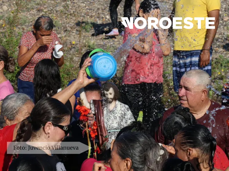 Honran devotos de Villa Unión a San Juan Bautista con tradicional peregrinación y baño en el río Presidio
