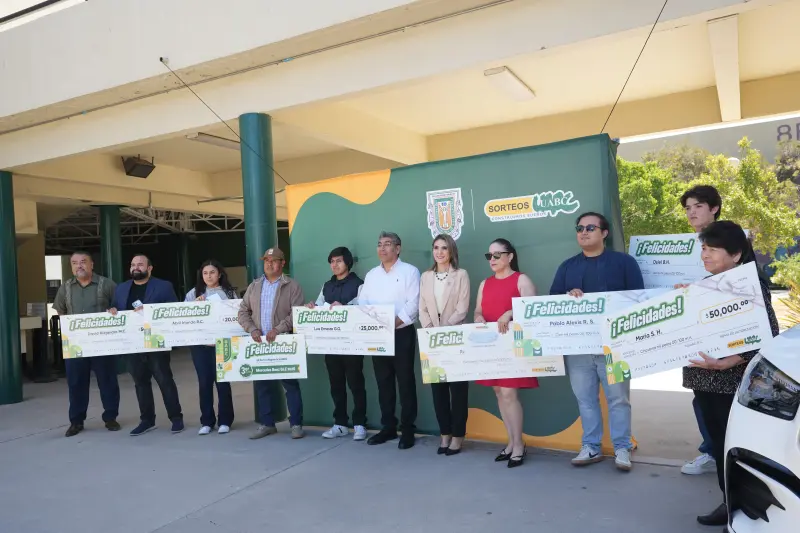 Ganadores del 96 Magno Sorteo de la UABC reciben sus premios en Tijuana