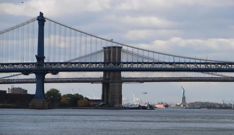 Rescatan a 2 personas tras caída de hidroavión en el East River