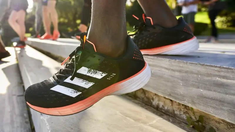 Adidas busca crecer más allá de sus tenis Samba y pone al running y al futbol al frente de su estrategia en México