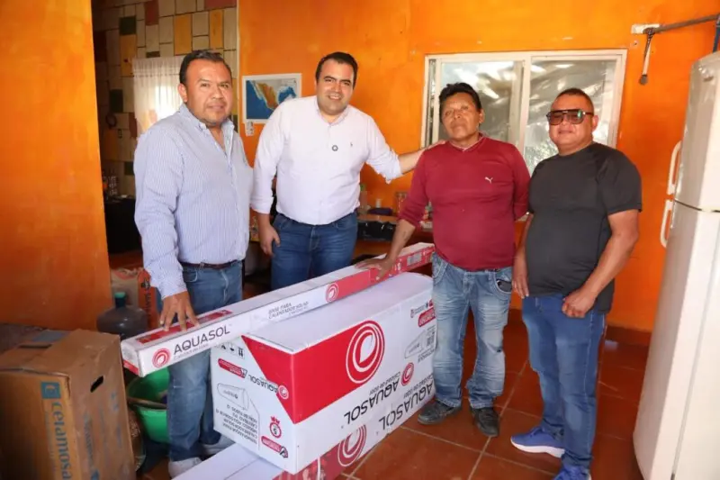 Entrega alcalde de Colón, Gaspar Trueba, calentadores solares en San Ildefonso