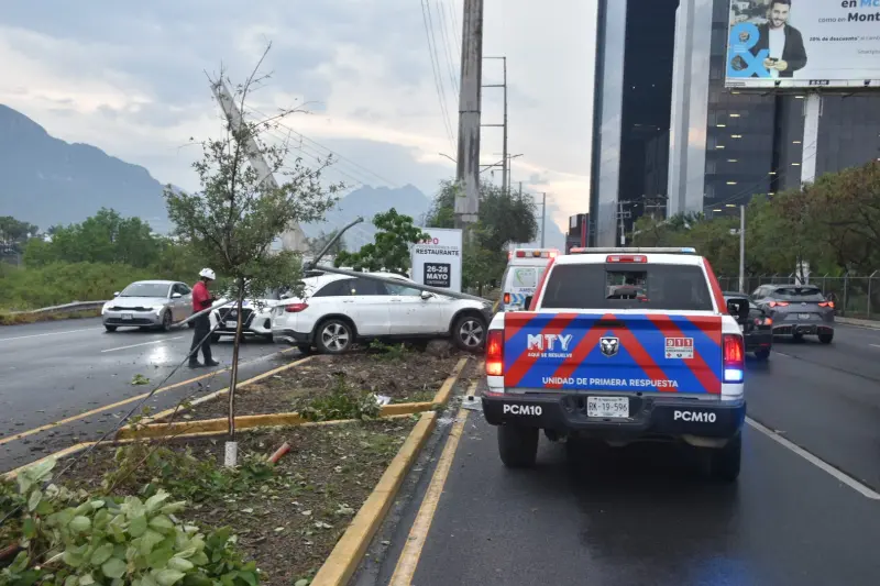 Derrapa camioneta y se impacta contra luminaria en Monterrey 