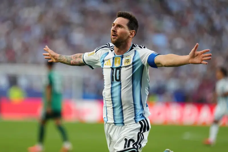¿Habrá castigo para Messi? Argelia presenta queja ante la FIFA tras polémico pisotón a Mandi