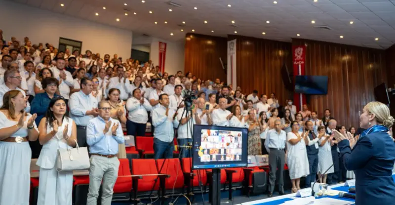 Reconocen universitarios trabajo de Javier Saldaña con minuto de aplausos